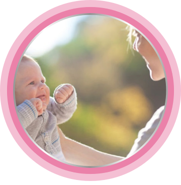 mãe brincando com seu bebê em espaço aberto